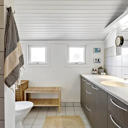 3 Bedroom Beautiful In Semesterbostad *