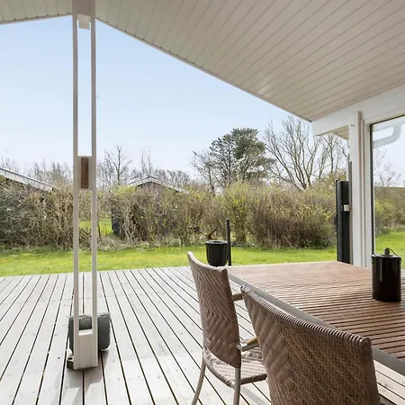 3 Bedroom Beautiful In Ferienhaus *